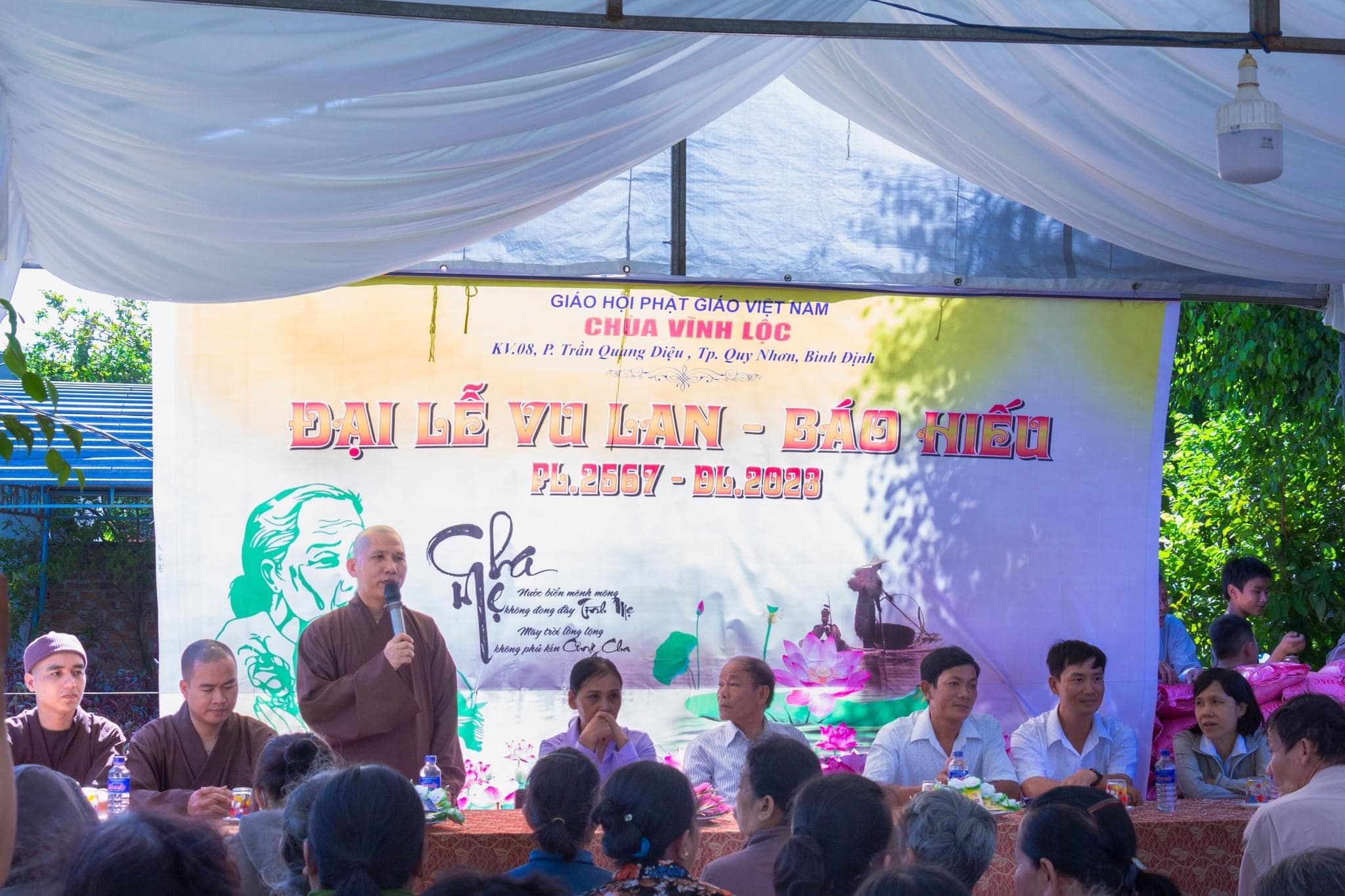 Qui Nhơn: Chùa Vĩnh Lộc phường Trần Quang Diệu trao quà tặng bà con khó khăn nhân lễ Vu lan